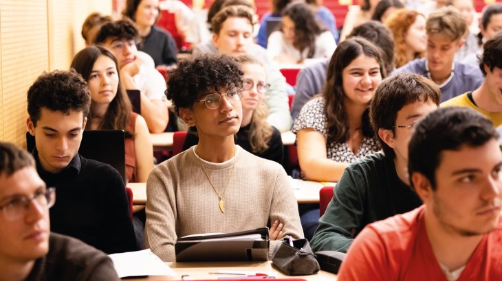 étudiant ingénieur en amphi en classe