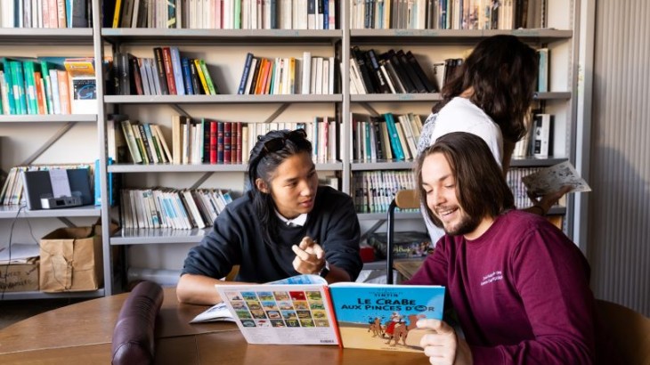 2 étudiants en train de lire 